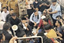 Gubernur Rudy Mas’ud keluar langsung memui aksi mahasiswa