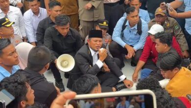 Ketua BEM-KM Unmul, Hiththan Hersya Putra Berdebat Dengan Gubernur Kaltim Rudi Masud Terkait Program Gratispol, disaksikan mahasiswa