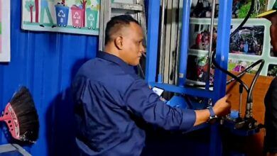 Anggota Komisi III DPRD Samarinda, Muhammad Andriansyah saat menyerahkan bantuan alat press sampah kepada Bank Sampah Pelangi di Perumahan Korpri