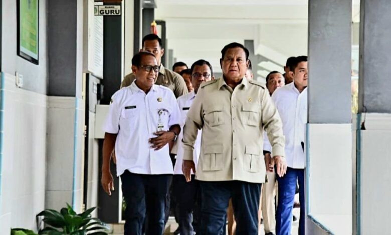 Prabowo saat meninjau hasil renovasi Sekolah Menengah Atas Negeri (SMAN) 1 Cilacap, Kabupaten Cilacap, Jawa Tengah