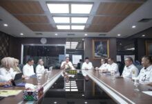 Wali Kota Samarinda, Andi Harun memimpin rapat membahas kebijakan kerja dari rumah atau Work From Home (WFH)