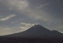 Gunung Semeru kembali menunjukkan aktivitas vulkaniknya dengan mengalami erupsi pada Jumat (29/5/2026) malam
