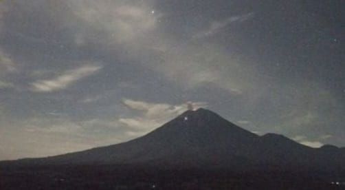 Gunung Semeru kembali menunjukkan aktivitas vulkaniknya dengan mengalami erupsi pada Jumat (29/5/2026) malam