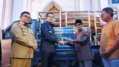 Wali Kota Samarinda Andi Harun didampingi Wakil Wali Kota Saefuddin Zuhri secara simbolis menyerahkan sapi kurban bantuan Presiden kepada pengurus Masjid Raya Darussalam