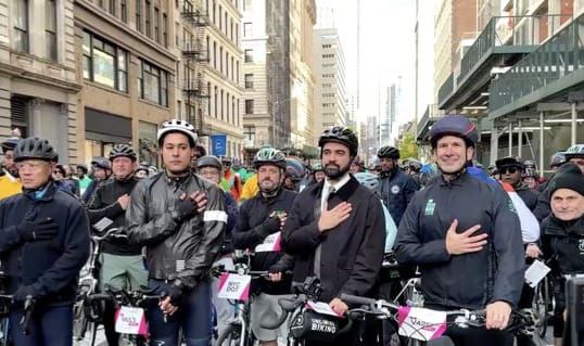 Wali Kota New York, Zohran Mamdani mengikuti ajang TD Five Boro Bike Tour
