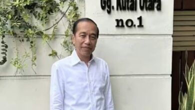 Presiden ke-7 RI, Joko Widodo (Jokowi) memberikan tanggapanya soal langkah Kejaksaan Negeri Jakarta Selatan tidak melakukan penahanan pada Roy Suryo dan Tifauziah Tyassuma alias dokter Tifa.