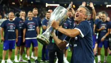 Pelatih Paris Saint-Germain (PSG), Luis Enrique mengangkat Piala Super Eropa