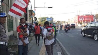Relawan bagikan 38.250 masker untuk warga yyang dilaksanakan di Perempatan Lembuswana, Samarinda, Kamis (27/8/2026).