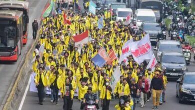 BEM UI menggelar aksi bertajuk #MerebutKemerdekaan di kawasan Bundaran HI, Jakarta, Selasa (18/8/2026).