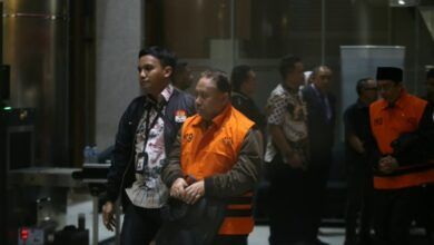 Rektor Unsoed Akhmad Sodiq jadi tersangka kasus dugaan praktik pemerasan dalam penerimaan mahasiswa baru jalur Mandiri