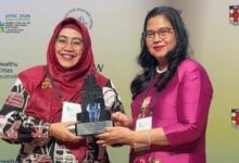 Ketua Forum Kota Sehat Samarinda, Rinda Wahyuni Andi Harun, hadir mewakili Wali Kota Samarinda untuk menerima penghargaan WHO Healthy Cities Recognition Awards 2026