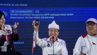 Joko Widodo (Jokowi) tunjukkan kartu tanda anggota (KTA) Partai Solidaritas Indonesia (PSI)